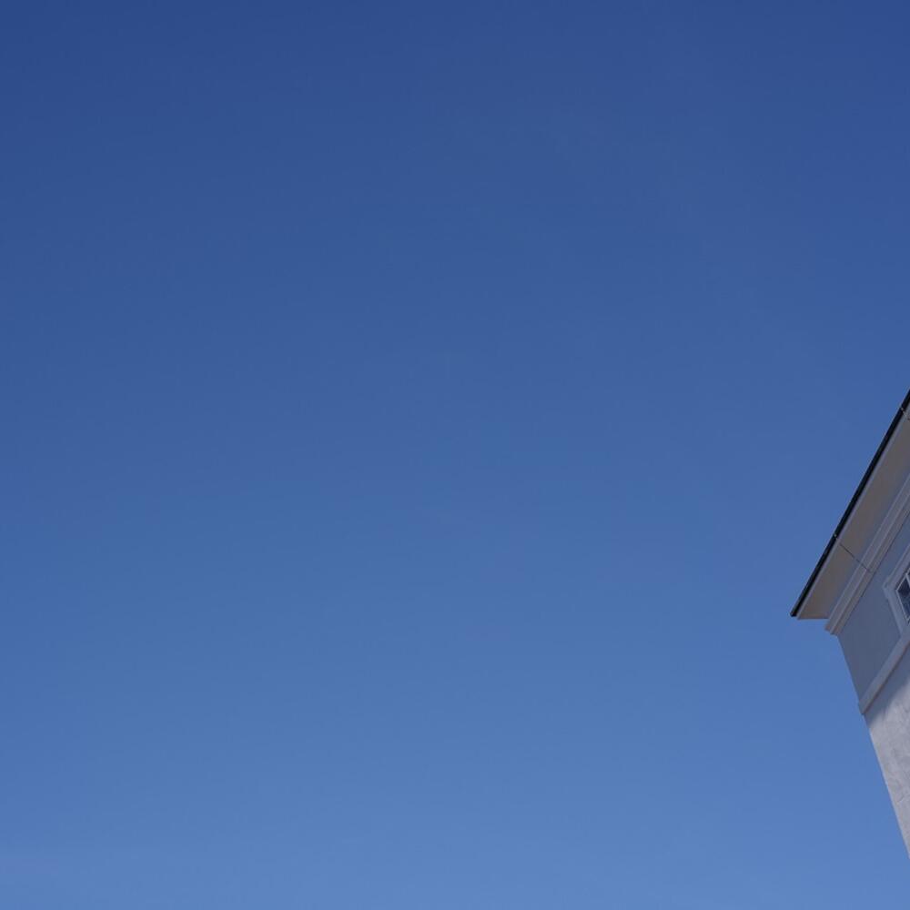 Wolkenloser blauer Himmel, an den Seiten sind noch die Dächer der Gebäude daneben zu sehen | © Elsa Okazaki